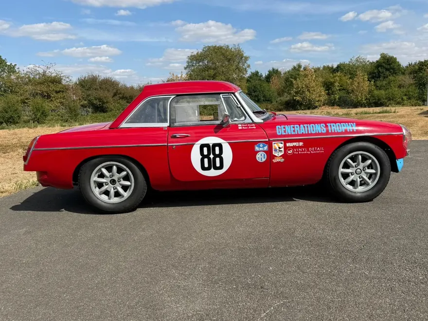 1965 narrow-tunnel MGB Roadster: side view, race number 88